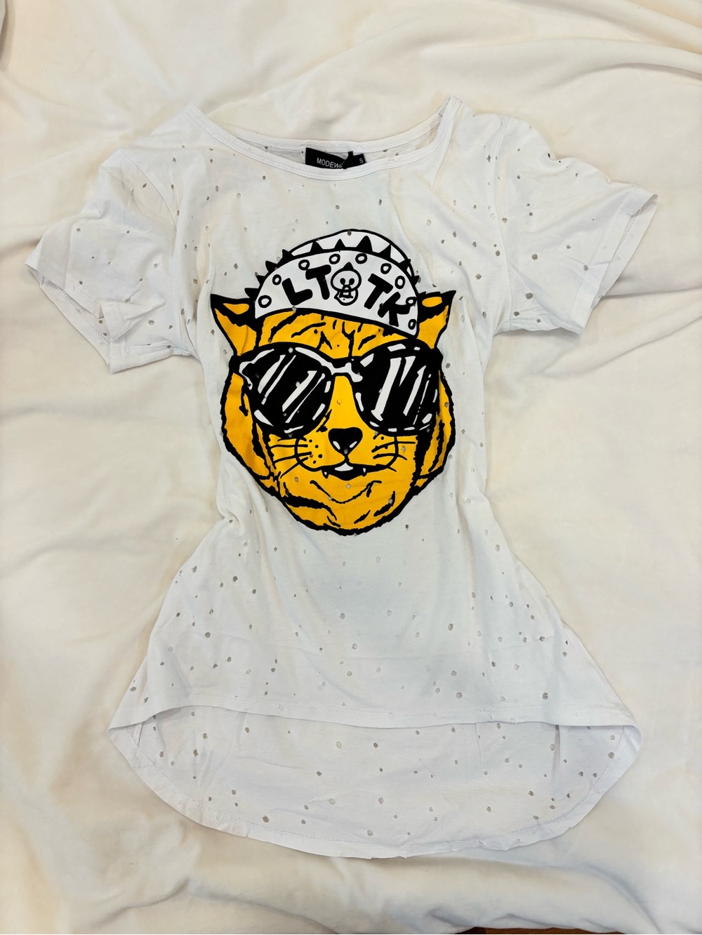 Modewe White Punk Rock Cat Distressed Graphic Tee 🚨GONE IN 6 DAYS